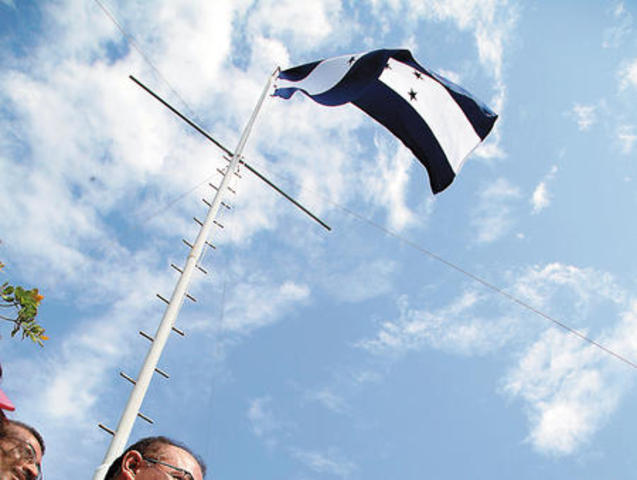 Tres presidenciables llegan a isla Conejo