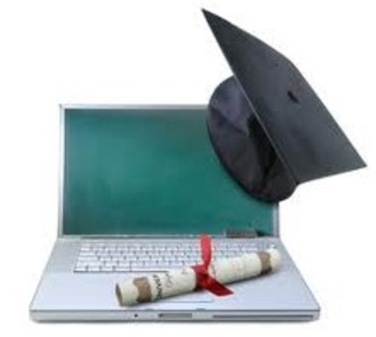 Primeiros indícios da Educação a Distância  curso por correspondência foi oferecido por uma instituição de Boston (EUA)