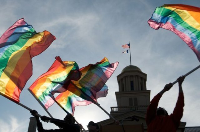 Iowa court supports gay marriage
