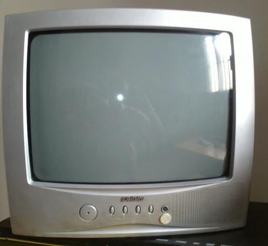 Colocan una televisión en la cocina.