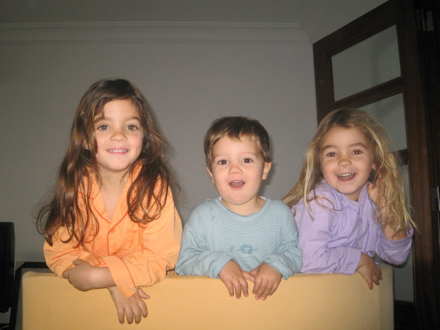 Yo jugando con mis hermanos.