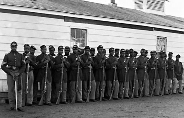 As the above picture reveals, white soldiers were not the only participants in the American Civil War. Although it is true that racist attitudes kept African Americans from enlisting to fight in the early years of the conflict, both the Union Army and the