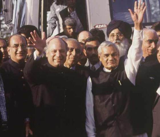 Atal Behari Vajpayee holds summit with Pakistani counterpart