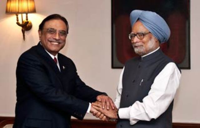 Zardari meets Singh in New Delhi