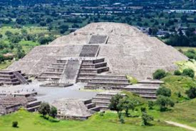 Teotihuacan city collapses