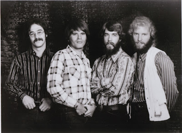 Creedence Clearwater Revival El cuarteto, liderado por los hermanos Fogerty, quienes fueron la primer banda grande en firmar su participación y que llevo a varias bandas a participar,