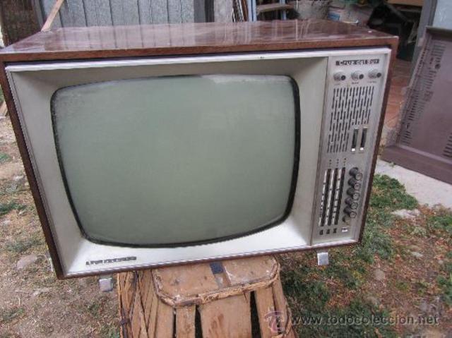 Televisor blanco y negro padre Ana