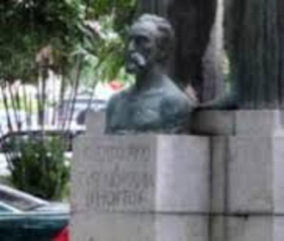 Autor de tres ensayos