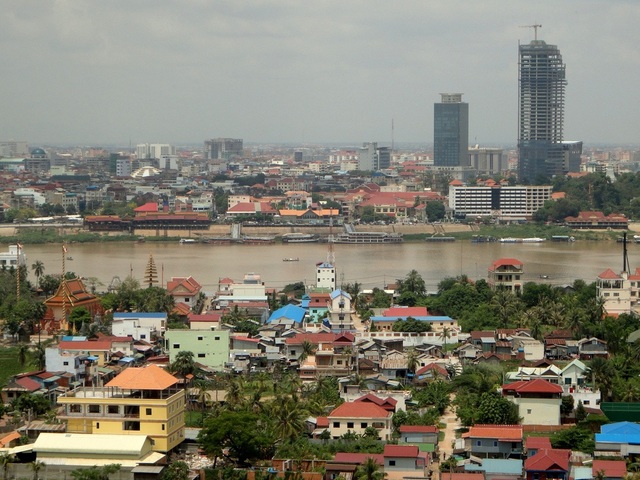 Khmer rulers relocated the capital to Phnom Penh.