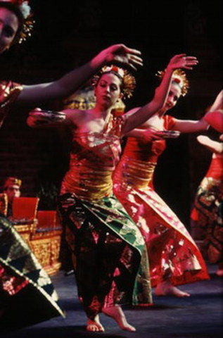 Kami menonton menari tradisional