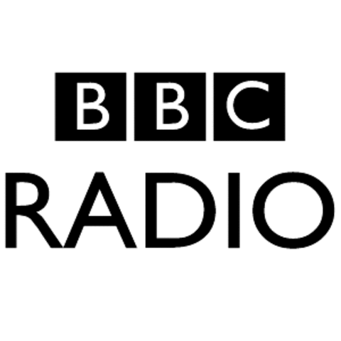 A BBC começa a promover cursos para a educação de adultos usando o rádio.