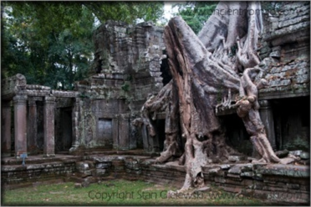 Angkor attacked by Viet