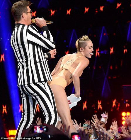 Miley Cyrus Twerks at the VMAs