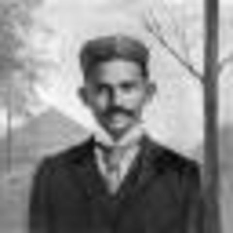 Gandhi fails as a lawyer in India.