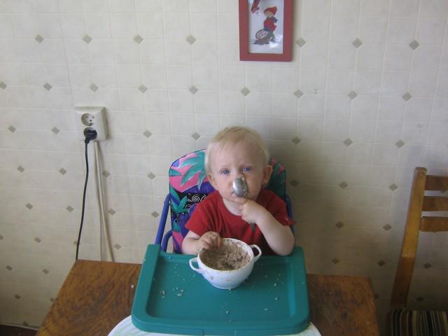 Esimene iseseisvalt  söömine :D