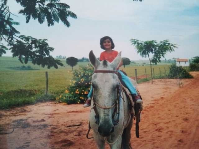 Marina andando a cavalo