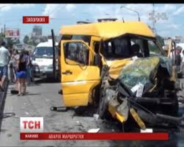 Маршрутное такси врезалось в тролейбус