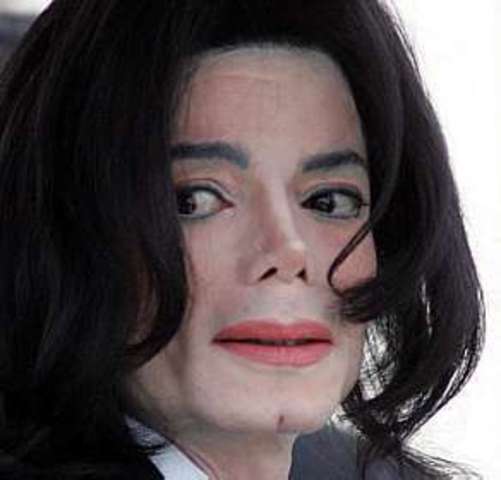 Michael Jackson é absolvido de 10 acusações