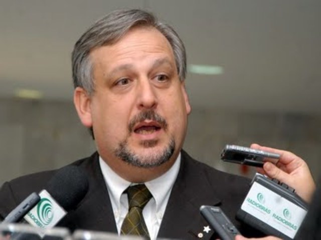 BERZOINI DEIXA A PRESIDÊNCIA DO PT