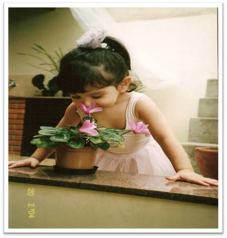 (Karol) Apreciando as flores