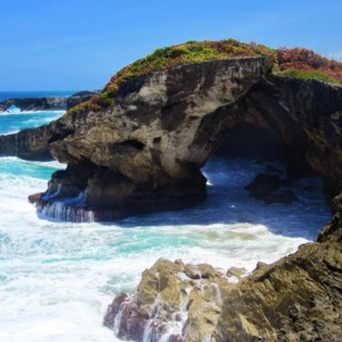 Punto cardinal en el que se ubica y area geografica importante.