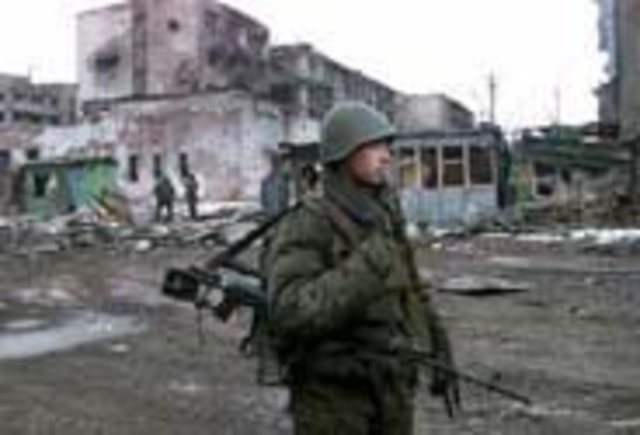 Tropas russas começam a retirada da Tchetchénia.