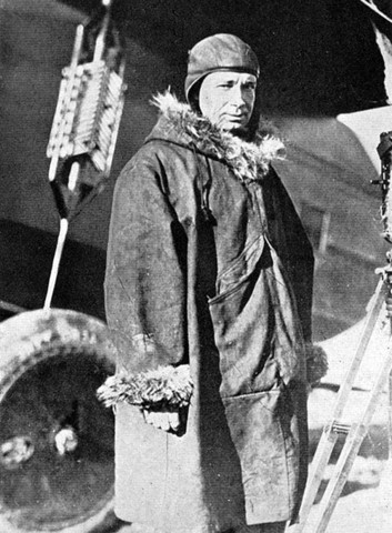 Г.Уилкинс первым совершил облет континента.