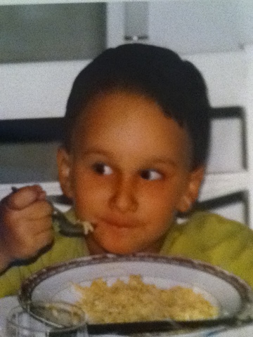 Gustavo apreende a cozinhar