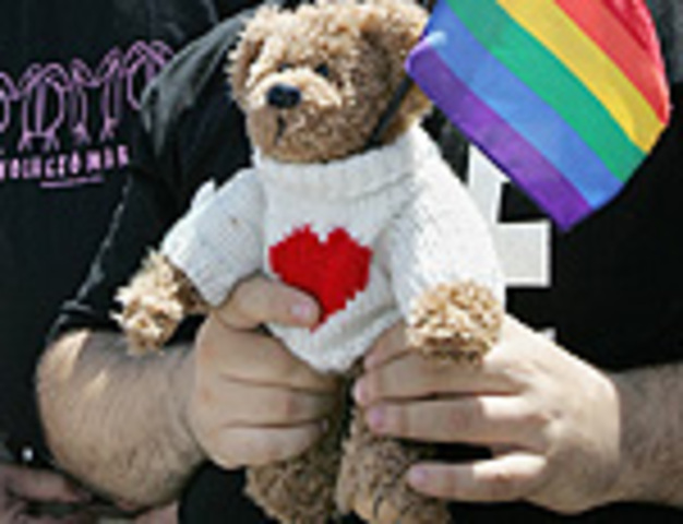 Espanha aprova o casamento homossexual