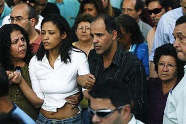 Roberto do Amaral e a mulher Alessandra durante enterro do filho, o menino de 3 anos João Roberto