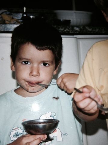 Comendo sorvete de chocolate.