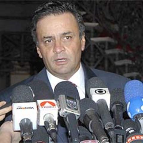 Em Belo Horizonte, Aécio Neves anuncia desistência à pré-candidatura à Presidência