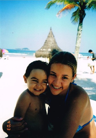 Pedro vai a praia pela primeira vez com sua família