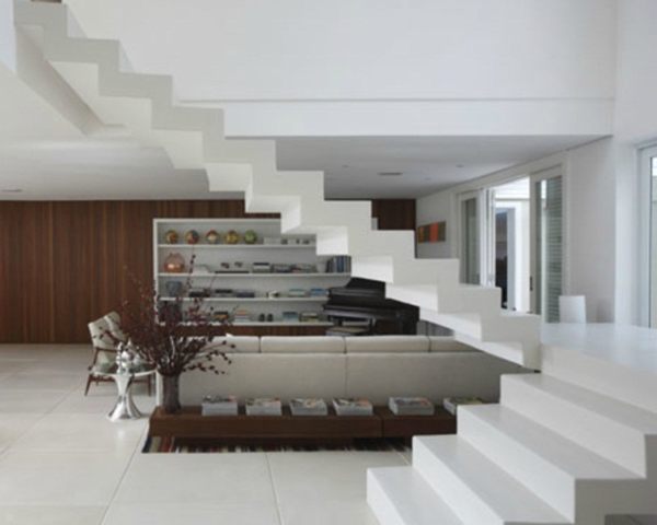 Rolando a escada abaixo