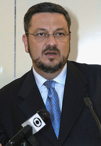 Antonio renuncia cargo