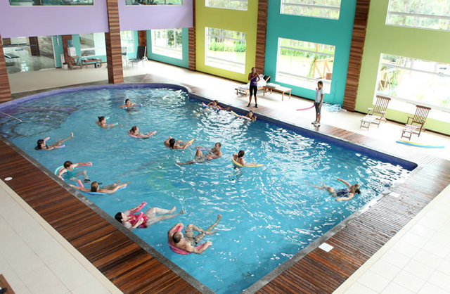 Pimeira aula de natação de Isabela.