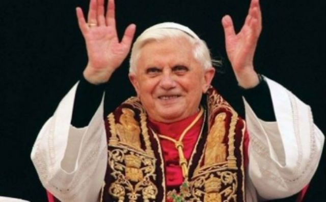 Papa Bento XVI renuncia