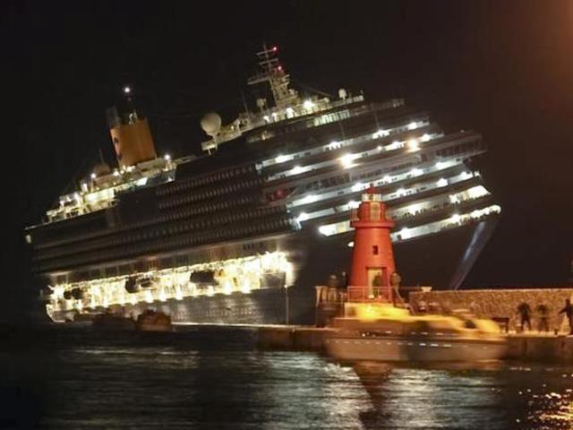 Costa Concórdia afunda