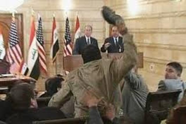 Jornalista iraquiano é preso por lançar sapato contra presidente Americano