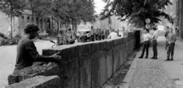 constuction of  berlin  war begins