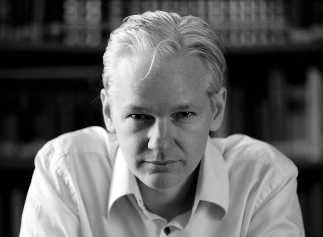 Snowden tuvo contacto con Julian Assange