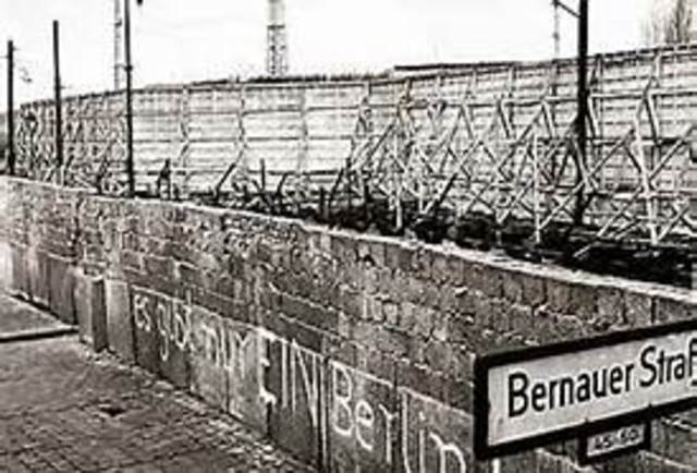 Berlin Wall Goes Up