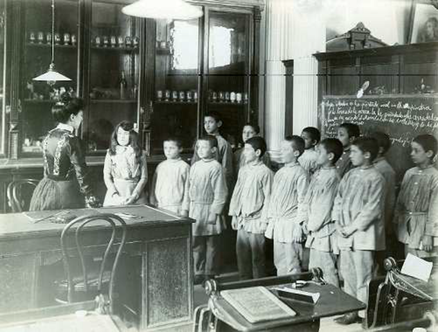 Se creó dentro del instituto nacional una sección para niñas sordas separadas de los varones sordos.