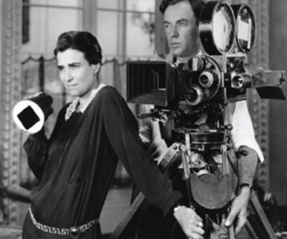 Dorothy Arzner dierect her first film, Fashions For Women