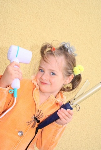 Una amiga me cortó el pelo jugando a las peluqueras