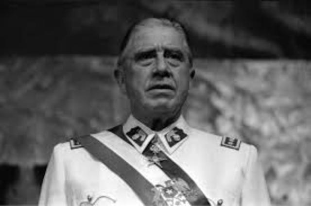 pinochet asume el poder