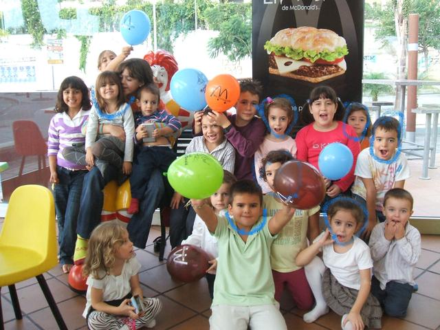 Yo en mi cumple de 4 años con algunos niñ@ de la clase