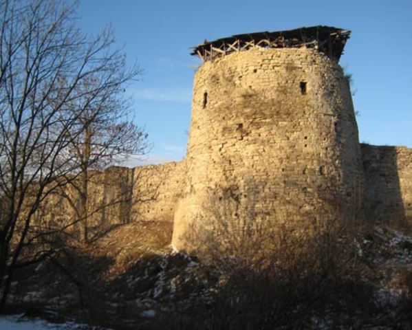 Александр начал военное укрепление города Порхова.