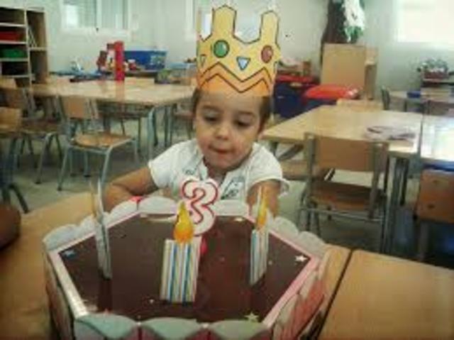 3 años. Celebra su cumpleaños con compañeros
