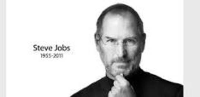Steve Jobs deixa presidência da Apple.